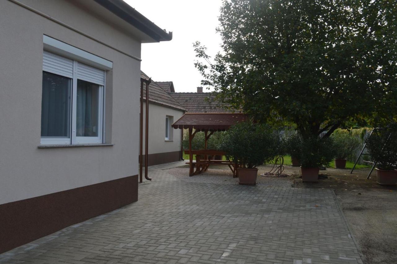 Bettina Vendeghaz Appartement Kiskoros Buitenkant foto