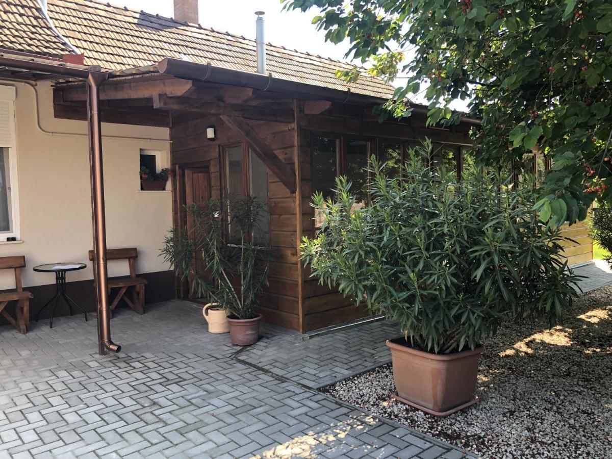 Bettina Vendeghaz Appartement Kiskoros Buitenkant foto